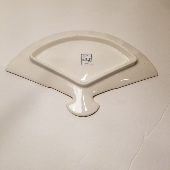 Beautiful fan shaped plate with gold trim - Picture 3 of 6